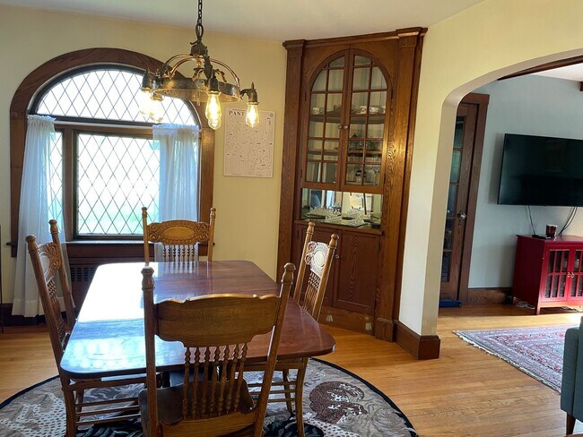 Foto del edificio - Lovely Tudor Home with convenient in town location