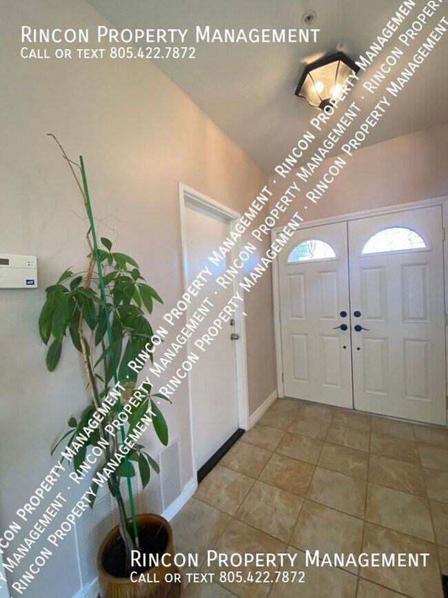 Building Photo - Solar Spacious 3 bedroom home in East End ...