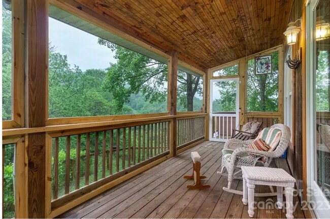 Foto del edificio - Woderfully Furnished Mountain Home