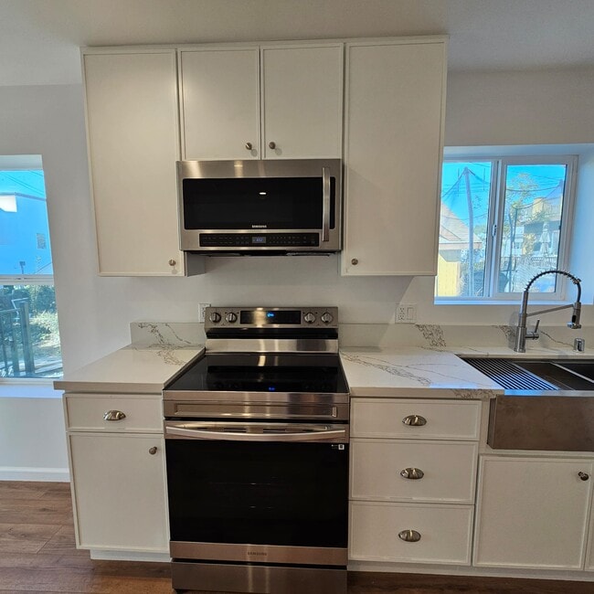 samsung microwave and stove - 384 Hargrave St
