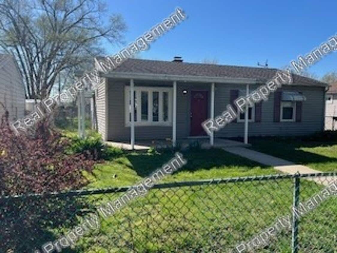 Primary Photo - Three bedroom ranch in Hessville