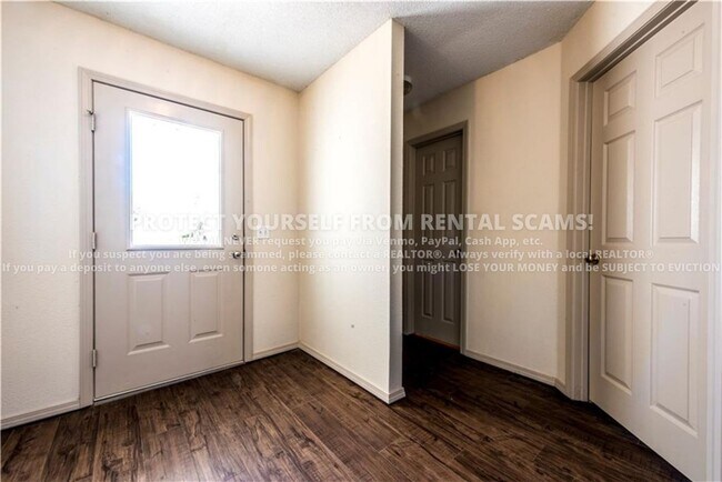 Foto del edificio - 1348 S Jasmine Ln