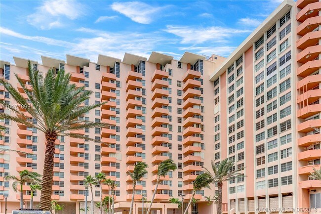 Building Photo - 2899 Collins Ave