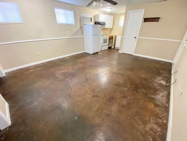Building Photo - Discover Simplicity and Savings at 2209 St...