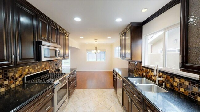 Kitchen to dining - 239 Albert Plz