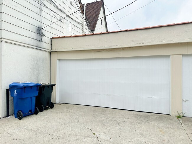 Building Photo - 1459 S Canfield Ave