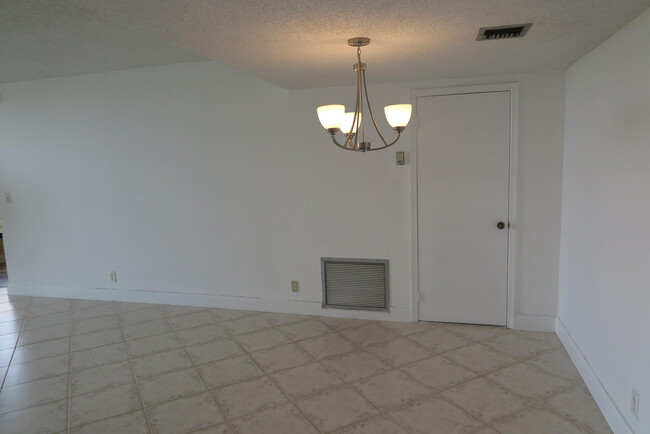 Building Photo - 5951 Wellesley Park Dr
