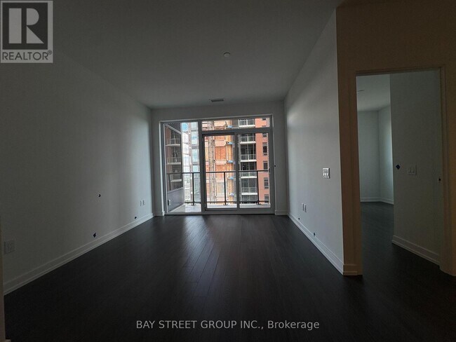 Photo du bâtiment - 4010 Eglinton Ave W