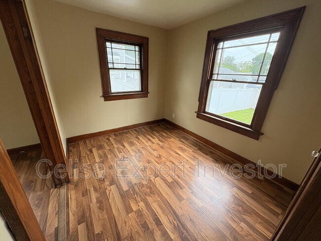 Building Photo - 644 Greenlawn Ave