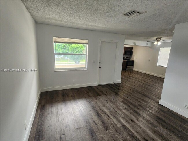 Foto del edificio - 4117 Woodside Dr