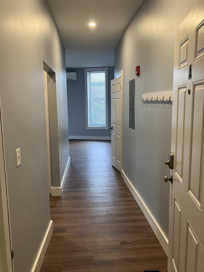 Entrance hallway - 10 S Lake Ave