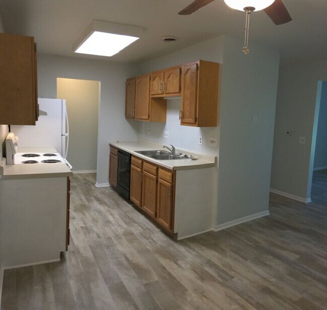 Building Photo - 822 N Thompson Dr