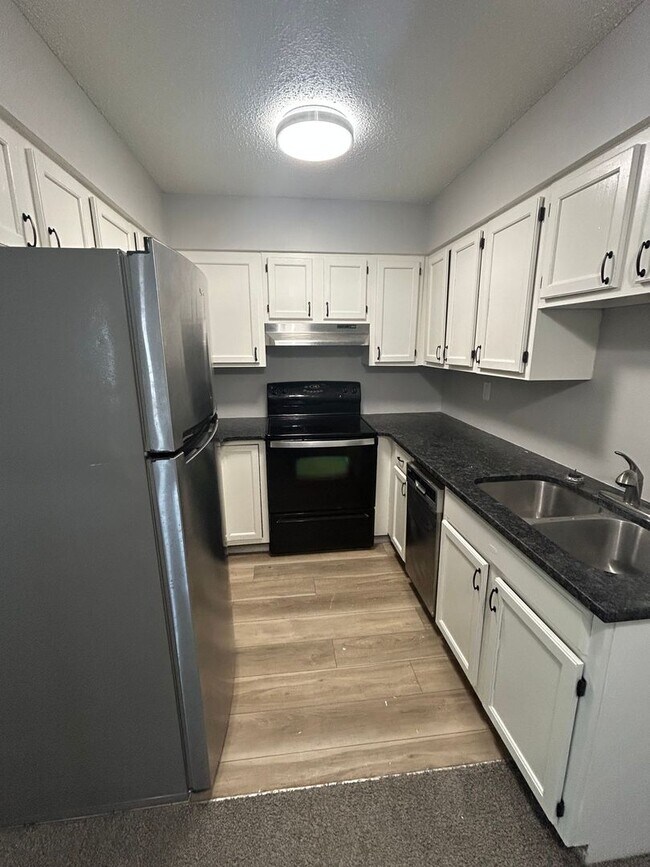 Building Photo - 1409 Sunset Dr