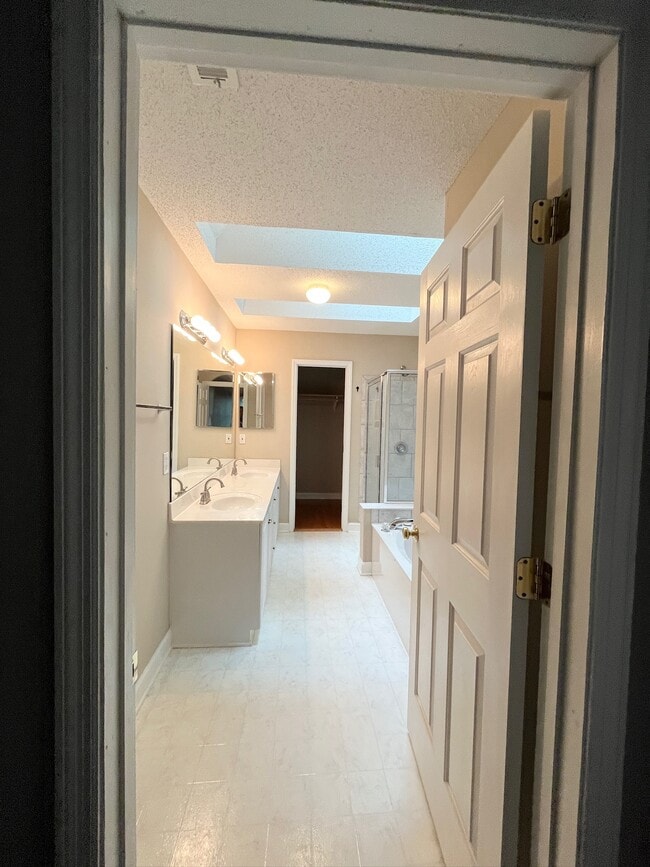 master bath - 8601 Abbotsbury Ct