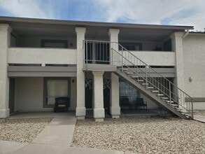 Building Photo - 465 W Ivyglen St