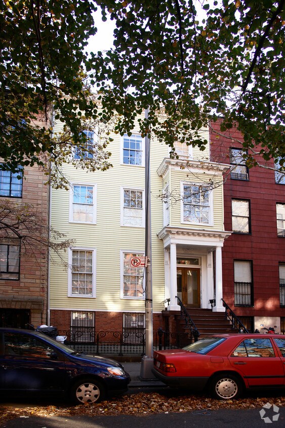 Building Photo - 137 Henry St