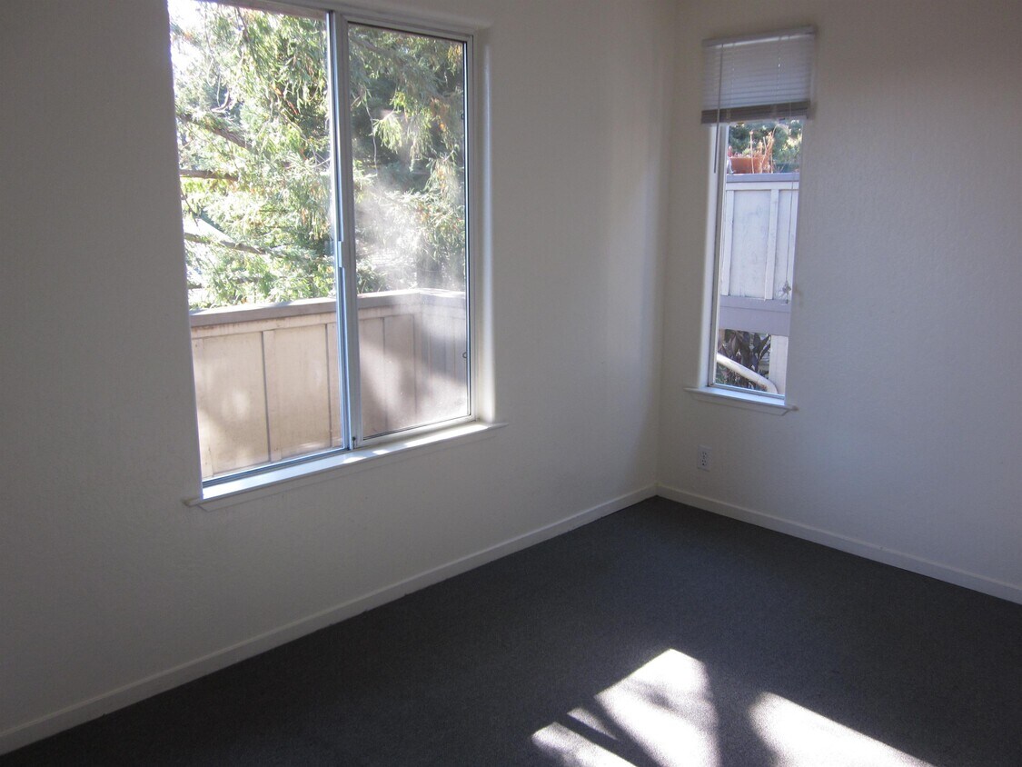Primary Photo - 147 Hunolt St