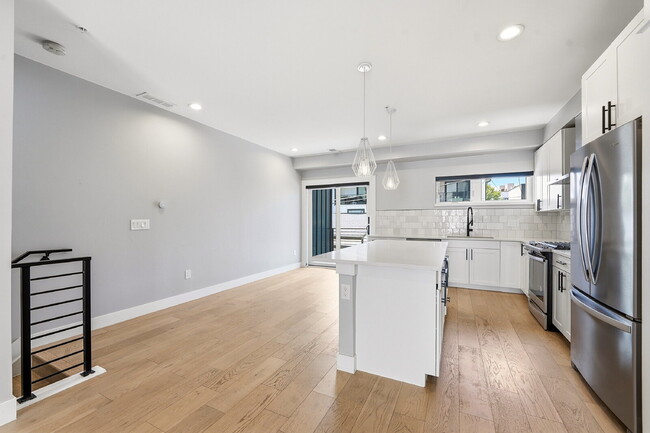 Foto del edificio - $3,565.95 with $300 off the first month's rent, 2 Beds - 3 Baths, Townhouse in Denver with Unmatc...