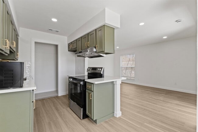 Building Photo - 908 Isbell Rd