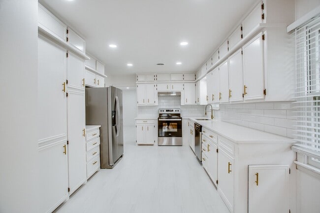 Foto del edificio - Pre Leasing for fall 2026! 4/3 in Medical District