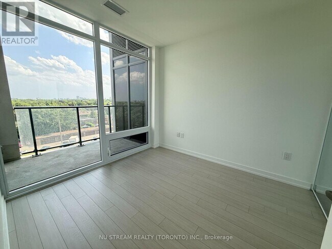 Photo du bâtiment - 4000 Eglinton Ave W