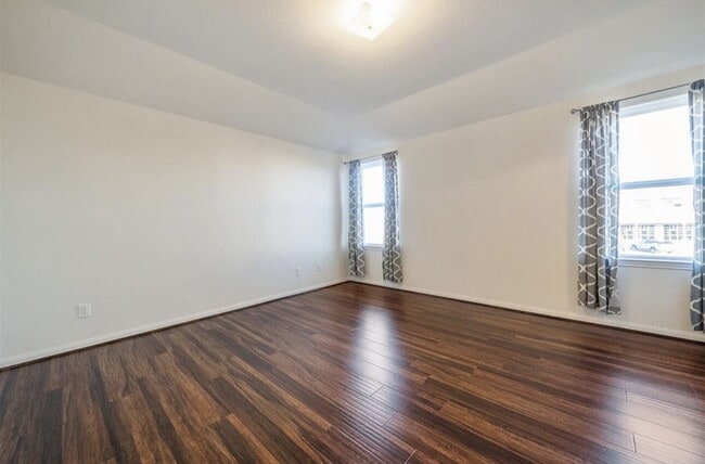 Building Photo - Modern Rosharon Home