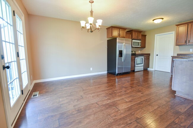 Building Photo - Three Bedroom in Fox Crossing!