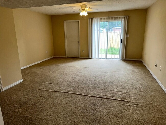 Building Photo - 2413 Suwanee Ln