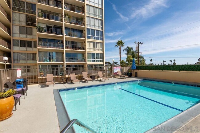 Foto del edificio - 4944 Cass St