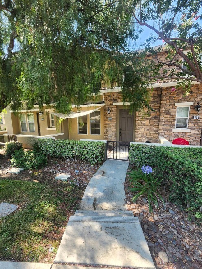 Foto del edificio - Beautiful two-story townhouse in Fontana G...