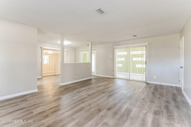 Foto del edificio - 4433 Lane Ave S