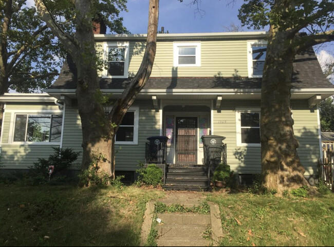 Building Photo - 1369 Brown St