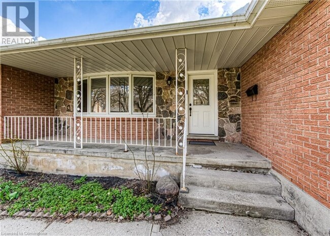 Building Photo - 330 Dale Crescent