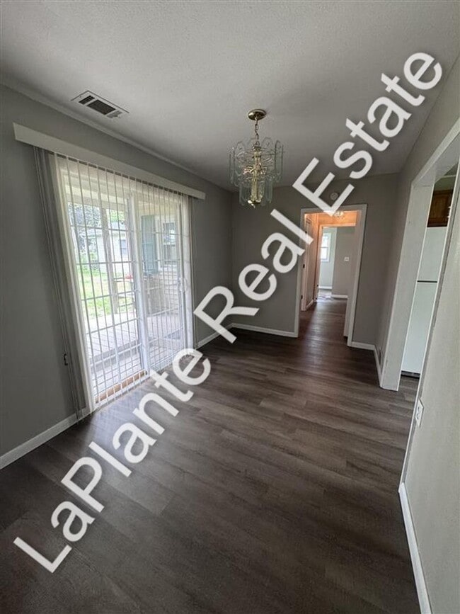 Building Photo - Cute Home on Large Lot for Rent
