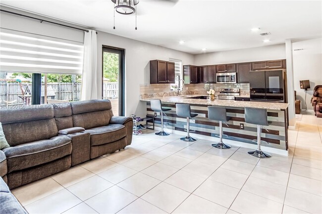 Building Photo - 724 SE 37th Ave