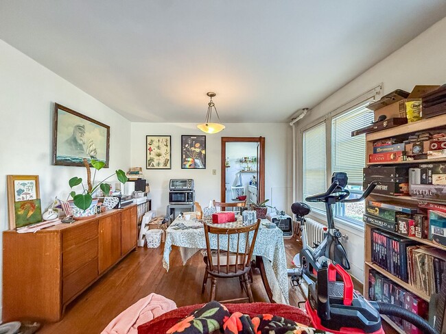 Building Photo - Charming & Convenient 2 Bedroom Near UIUC – Great Location!