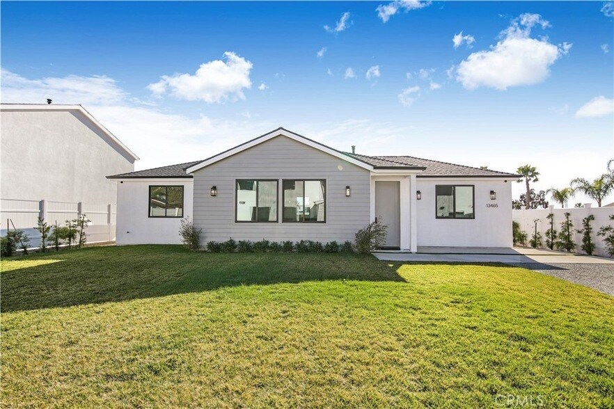 Foto principal - 13465 Bradley Ave