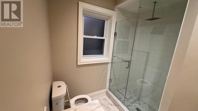 Building Photo - 615 College St