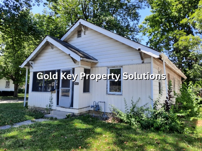 Building Photo - Freshly Painted 2 BR 1 BA House with Dinin...