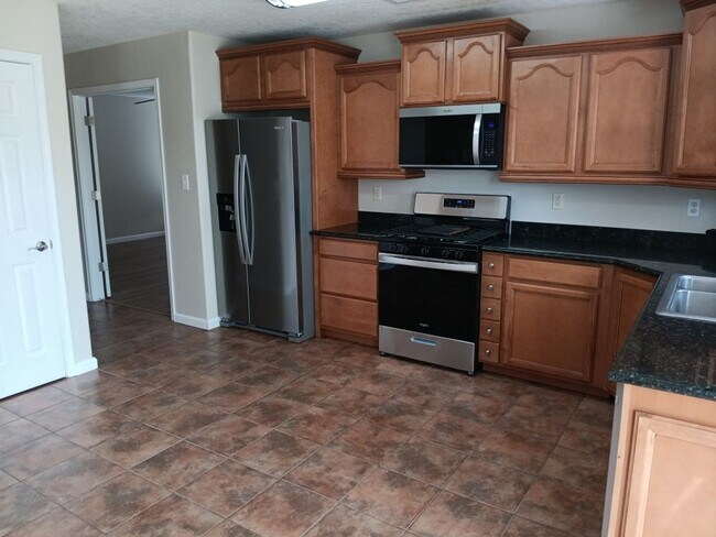 Building Photo - Stunning 4-bedroom, 2.5-bathroom home in R...
