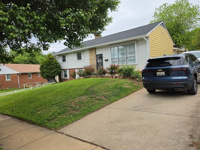 Photo - 5825 Lamont Dr House