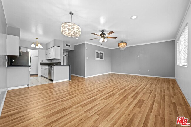 Foto del edificio - 12801 Moorpark St