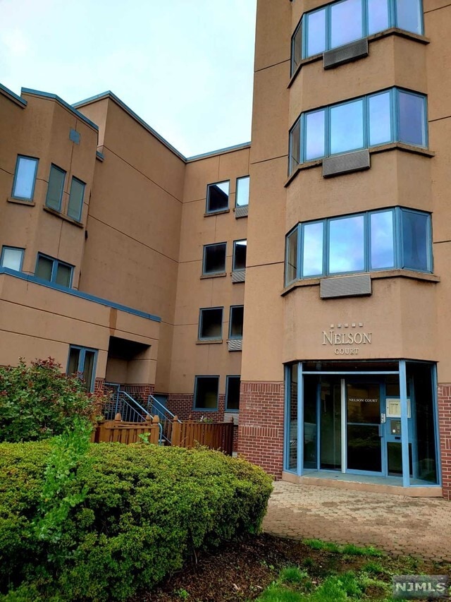 Building Photo - 206 Nelson Ct