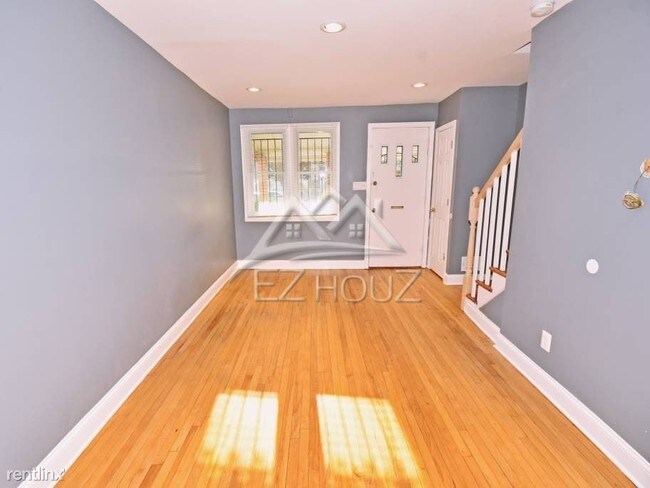 Building Photo - 2 br, 1.5 bath Apartment - 902 Whitmore Ave