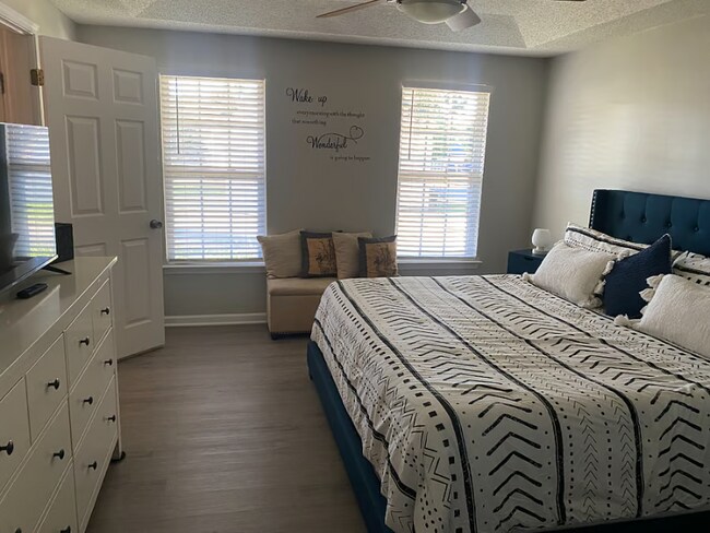 Foto del edificio - 5870 Timbertop Ln