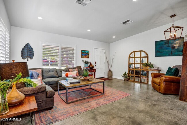 Building Photo - 4036 E Vernon Ave
