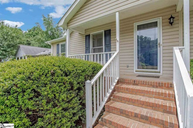 Building Photo - 1062 Summit Dr