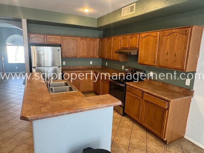 Building Photo - 5313 E Hilton Ave