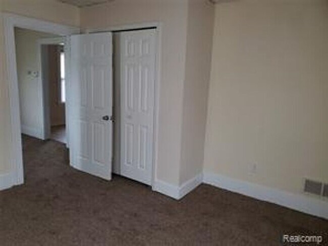 Foto del edificio - Cut 3 bedroom bungalow W/ appliances included Section 8 Accepted