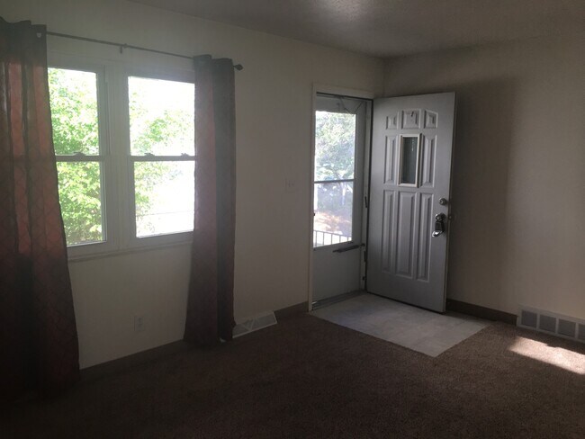 Building Photo - Central Air 2 Bedroom